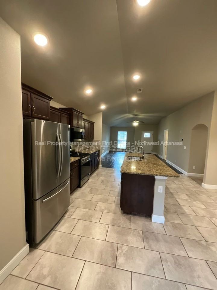 6110 Nw Mcclellen St - Photo 6 of 24