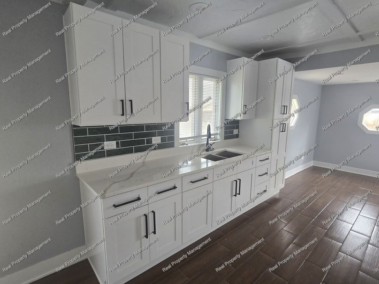 121 S Cline Ave - Photo 4 of 19