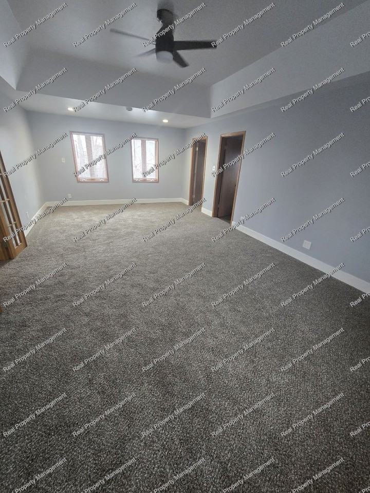 121 S Cline Ave - Photo 7 of 19