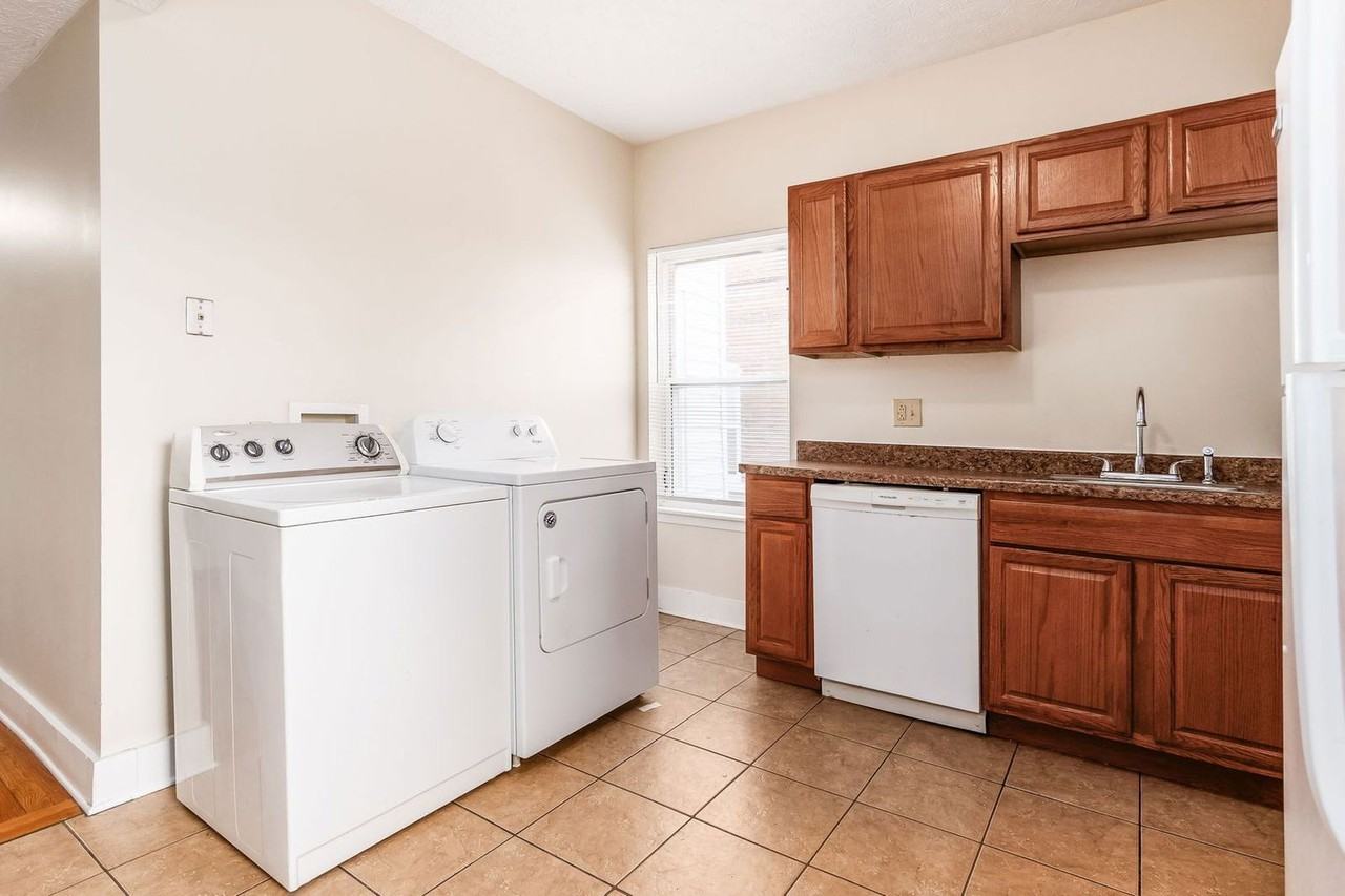 1371 Summit St #C - Photo 3 of 19