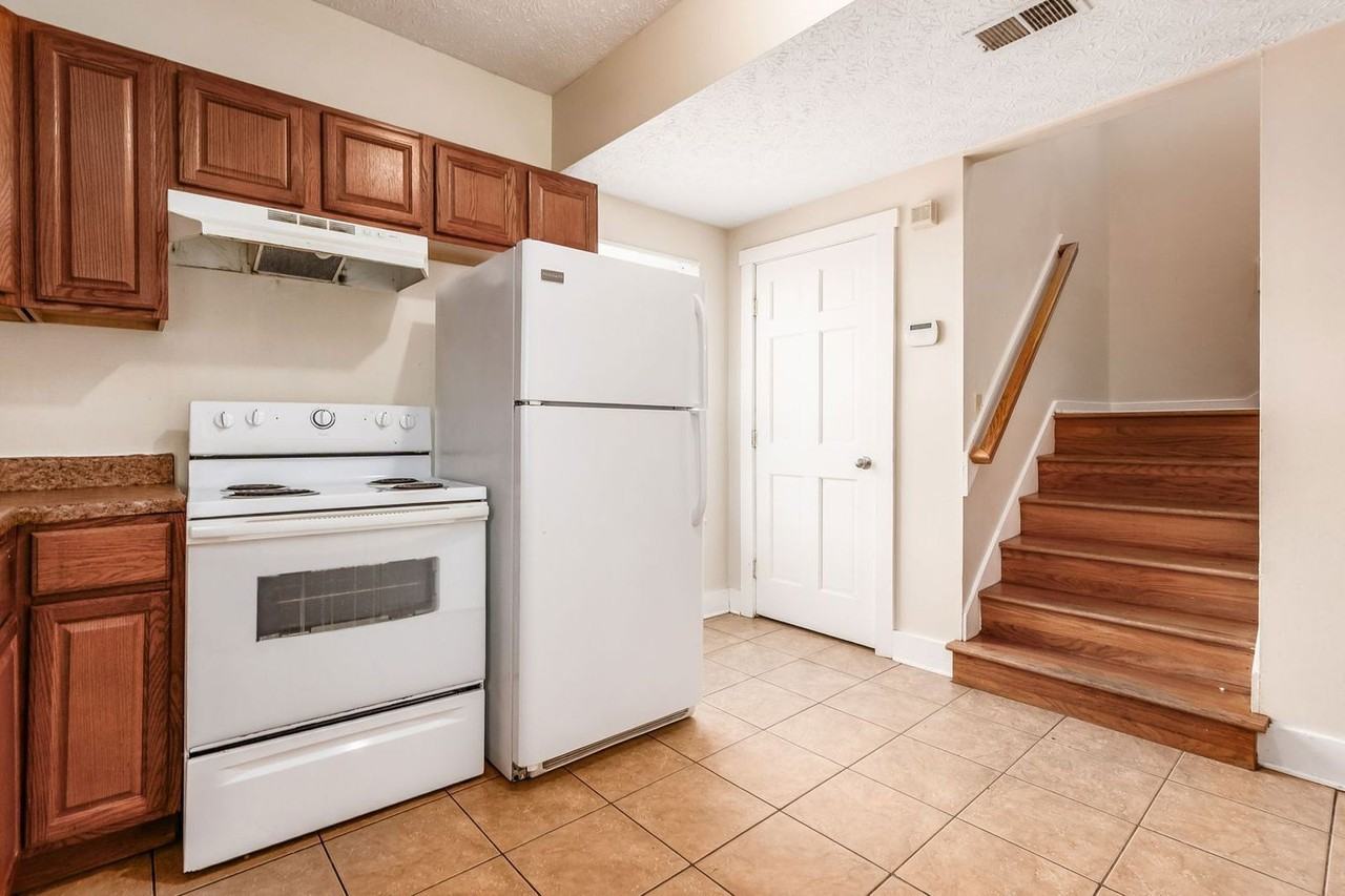 1371 Summit St #C - Photo 4 of 19