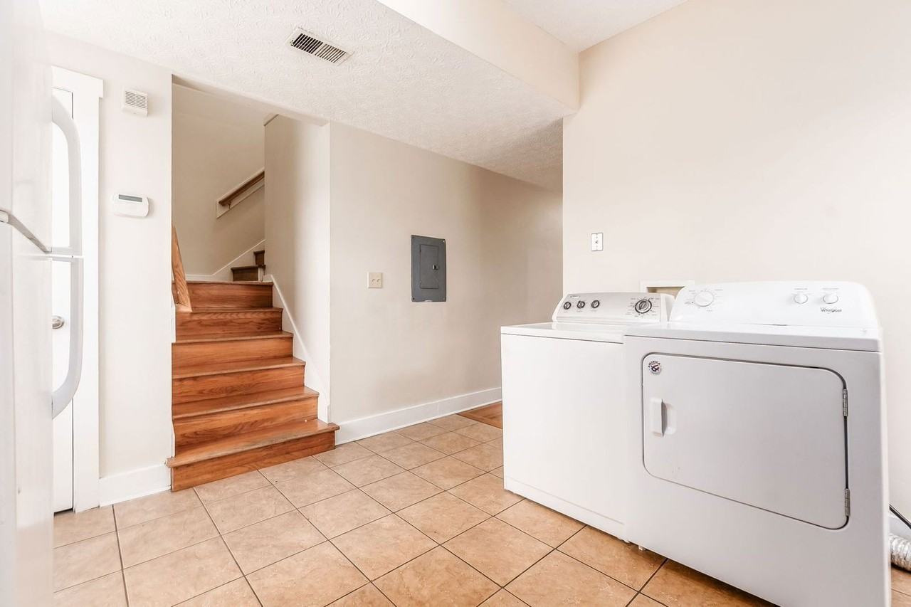 1371 Summit St #C - Photo 5 of 19