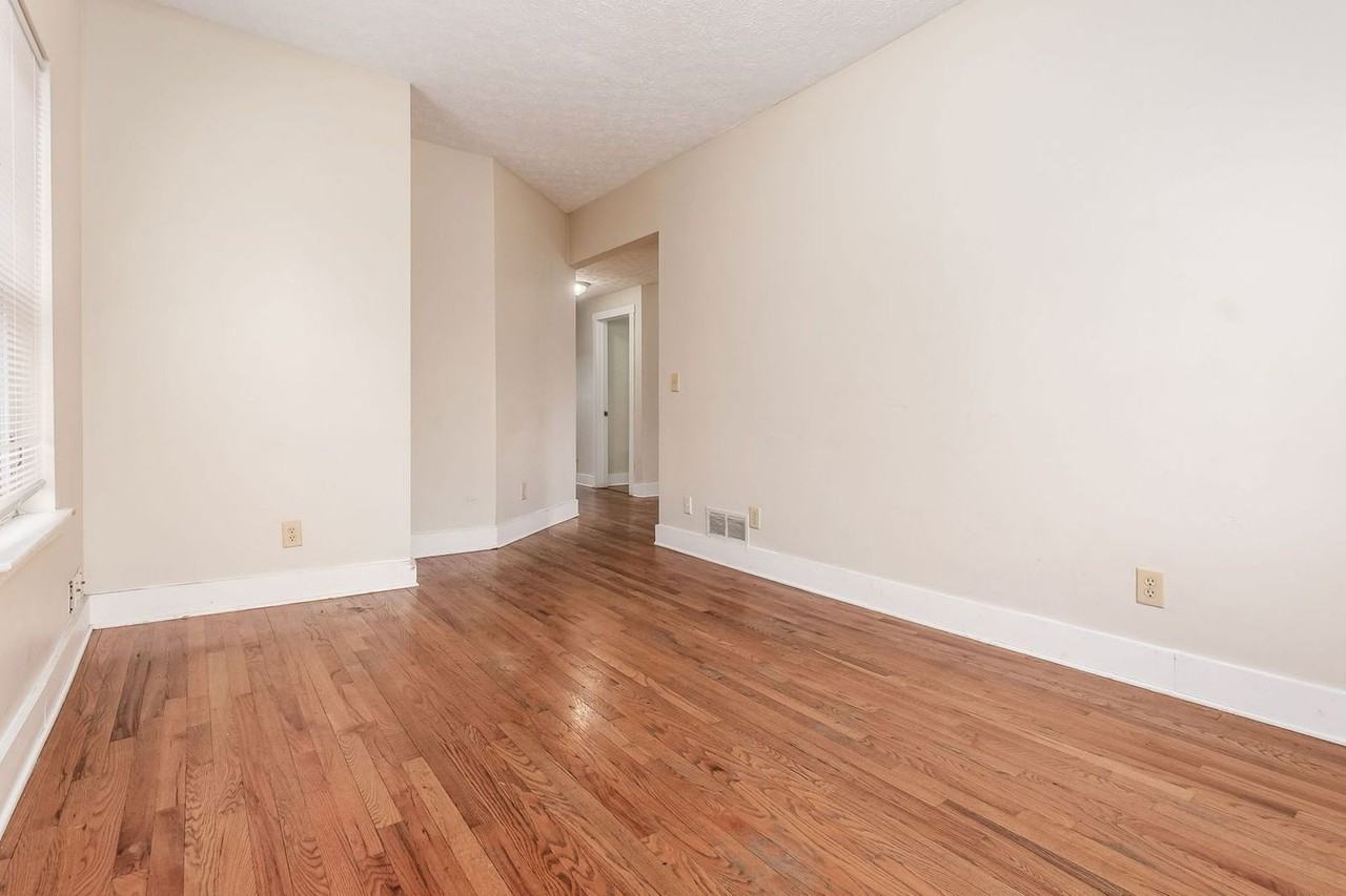 1371 Summit St #C - Photo 6 of 19