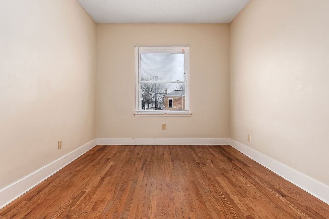 1371 Summit St #C - Photo 7 of 19