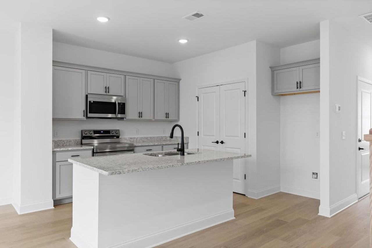 8851 James Creek Dr - Photo 4 of 18