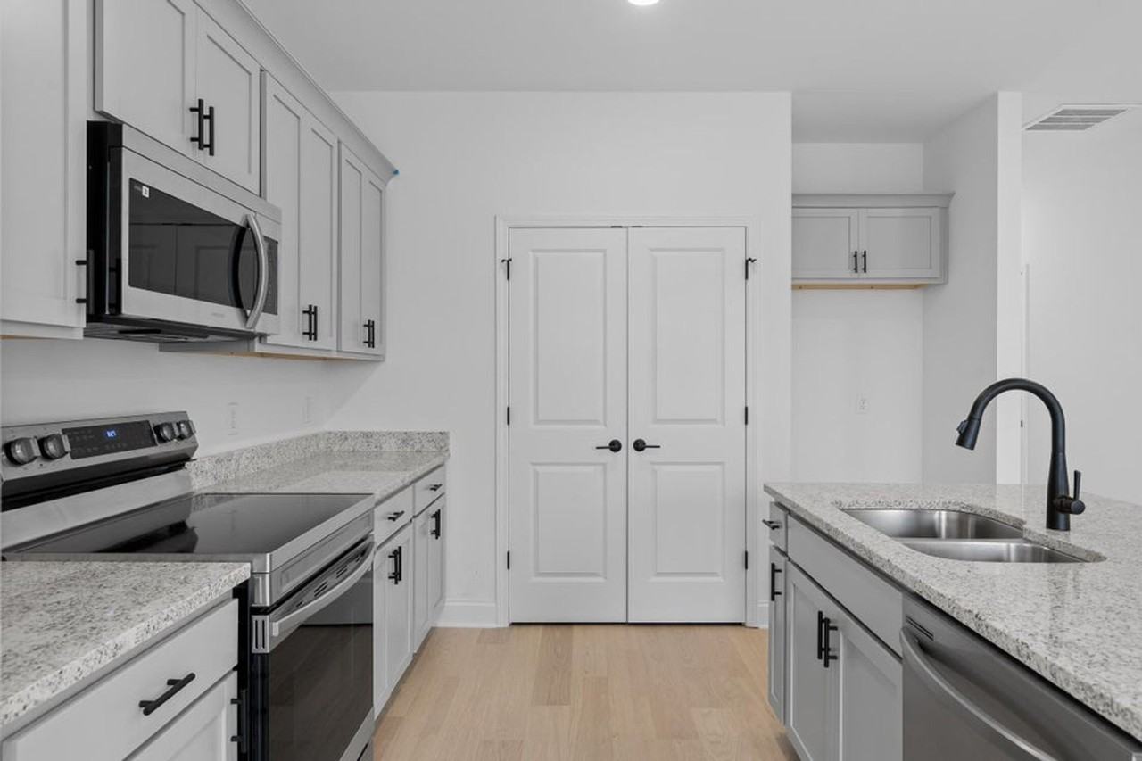 8851 James Creek Dr - Photo 5 of 18