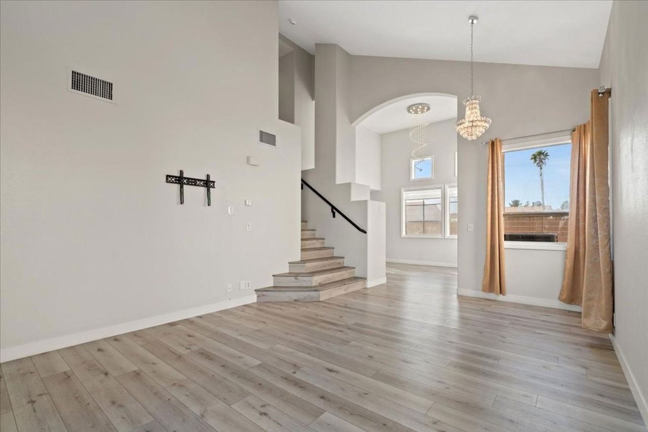 8141 Dartmoor Ave - Photo 4 of 21