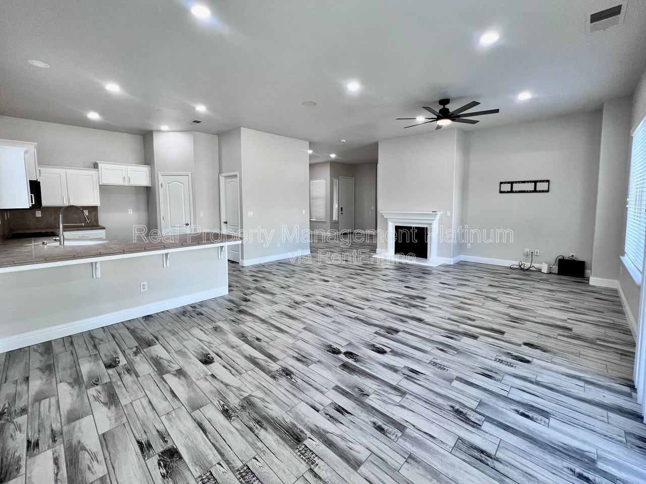 2143 S Shirley Ave - Photo 3 of 26