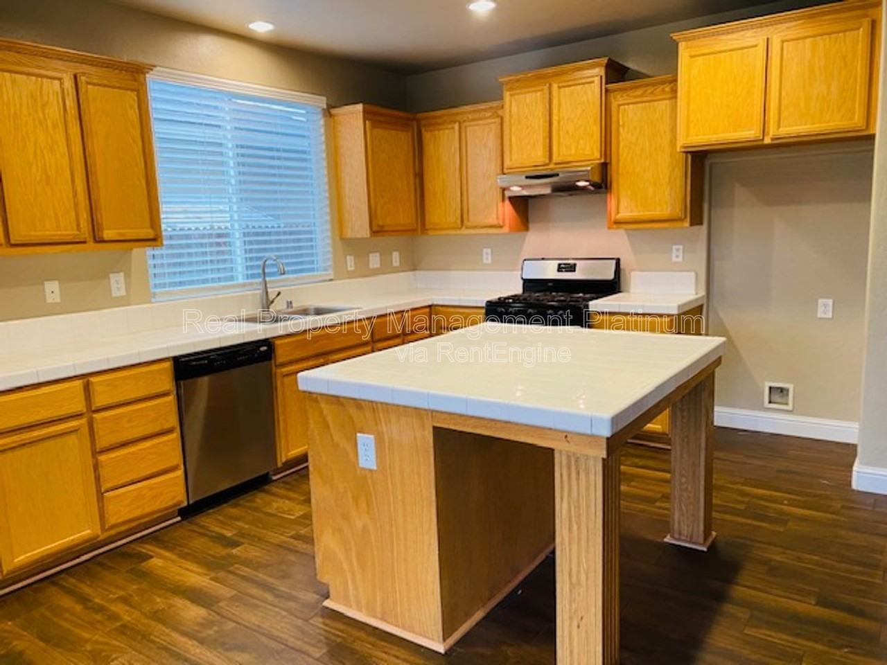 1875 N Belvedere Ave - Photo 3 of 23