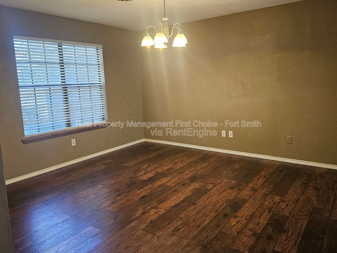 306 Elfen Glen St - Photo 4 of 27