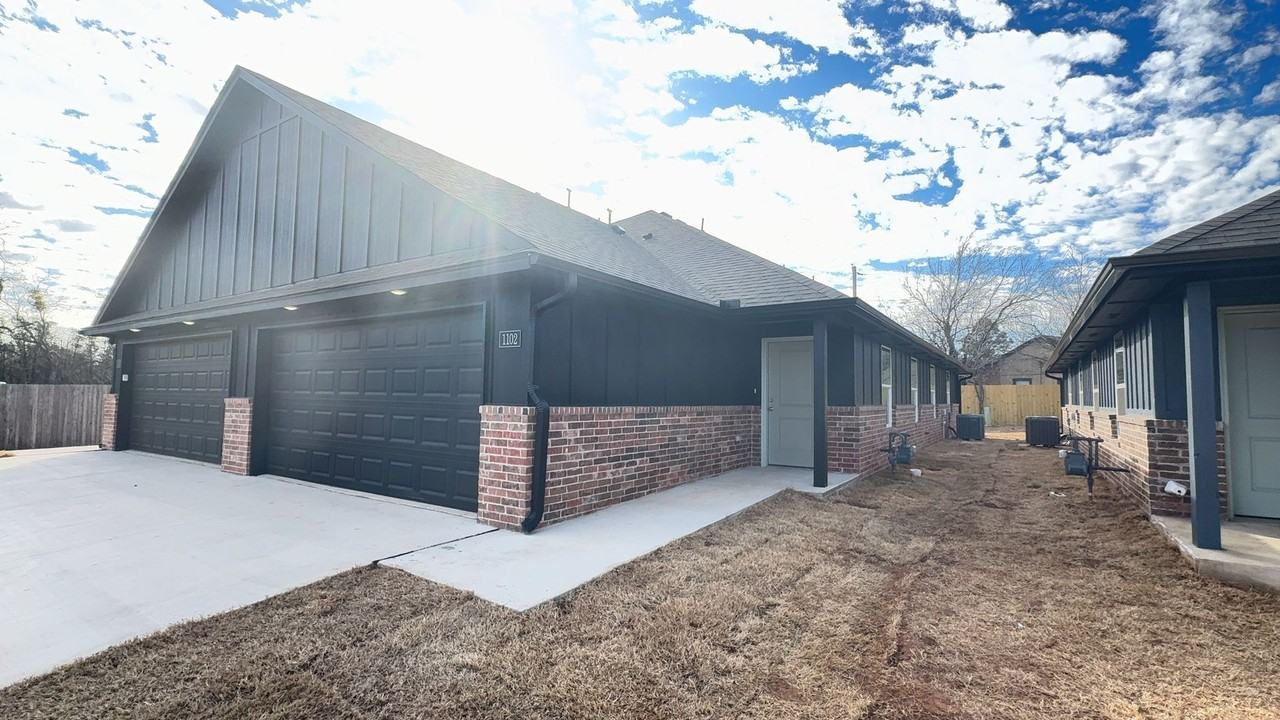 1102 Nw 113th St - Photo 2 of 21