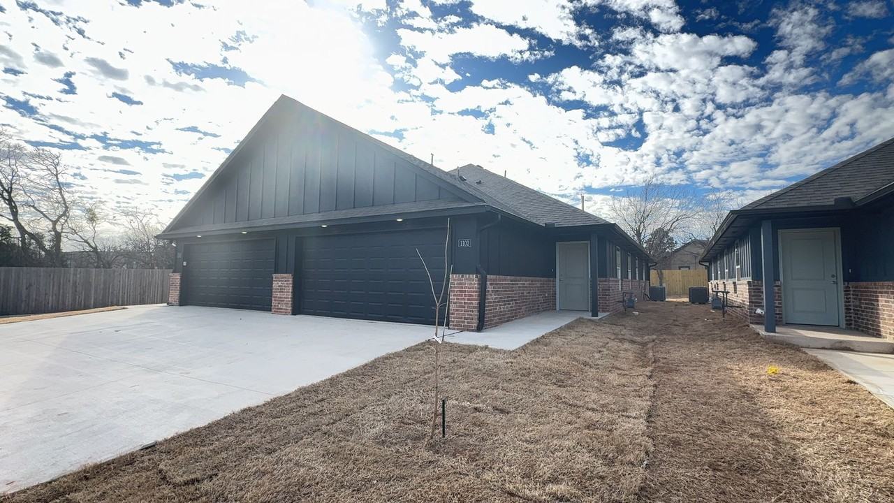 1102 Nw 113th St - Photo 3 of 21