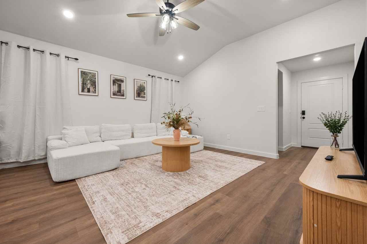 2163 Langford Ave - Photo 7 of 26