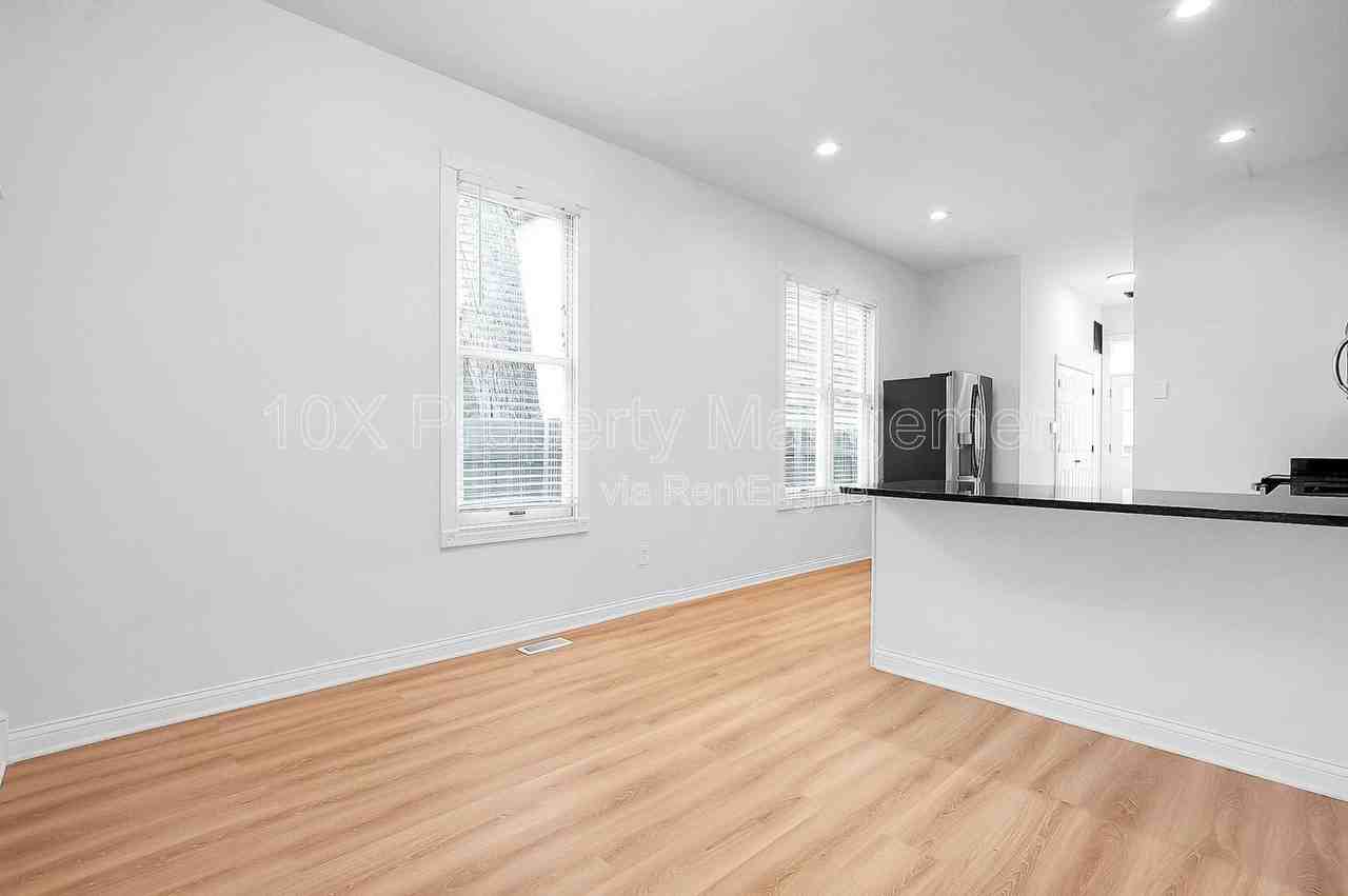 1114 Summit St - Photo 7 of 23