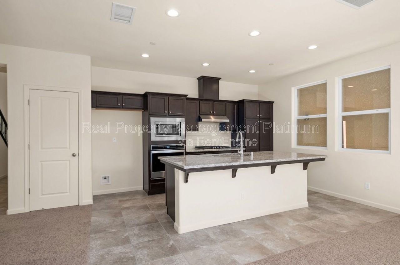 555 N Cattail Ct - Photo 3 of 25