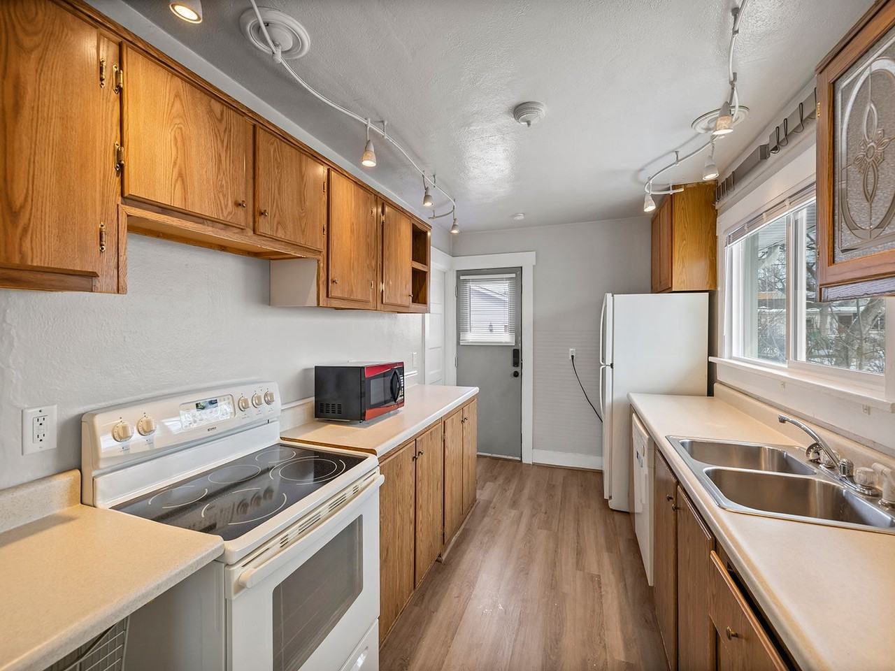 710 W Pershing Blvd - Photo 4 of 18