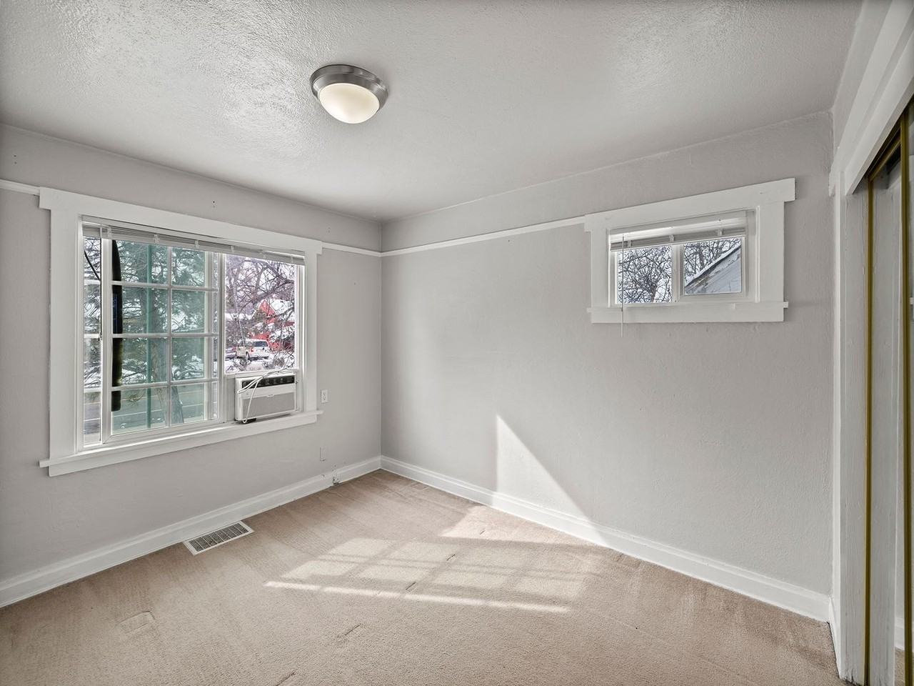 710 W Pershing Blvd - Photo 6 of 18