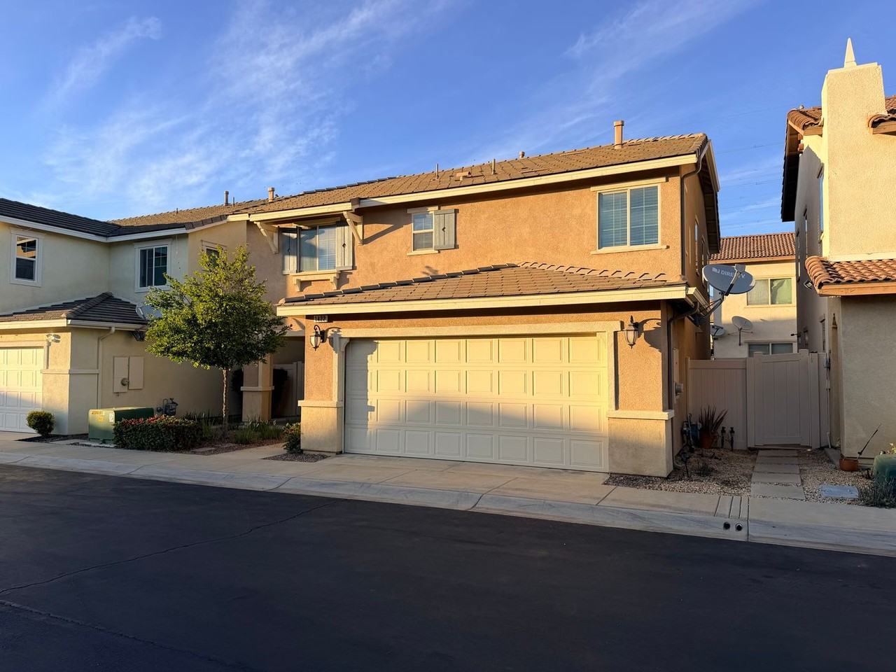 1422 Silverberry Ln - Photo 2 of 46