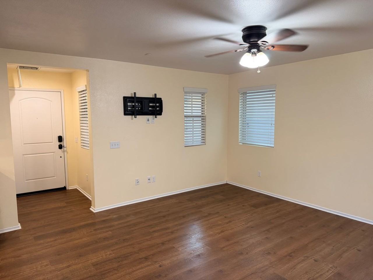 1422 Silverberry Ln - Photo 7 of 46