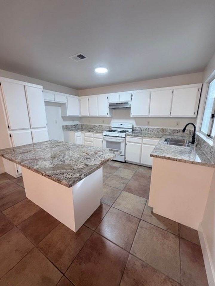 9405 Salinger St - Photo 6 of 15