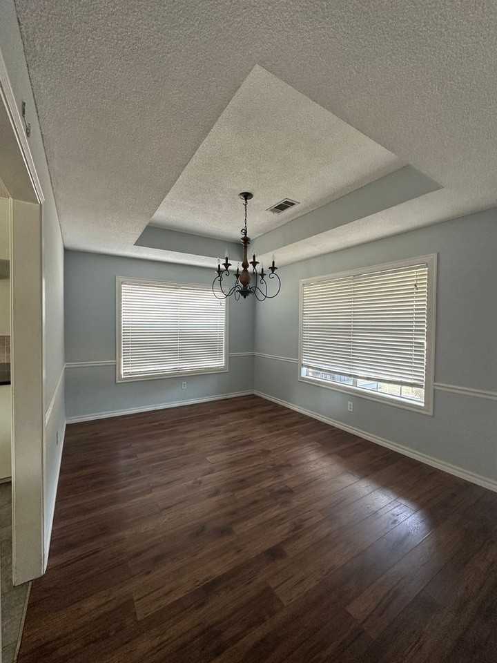 3900 Bristol Ln - Photo 4 of 17