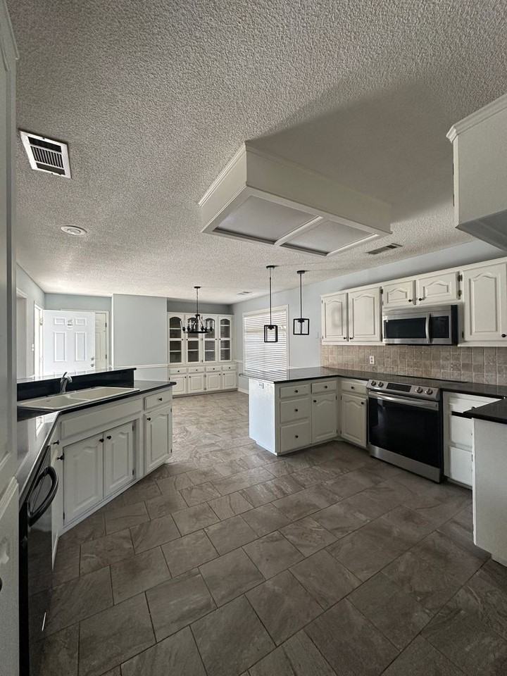 3900 Bristol Ln - Photo 5 of 17