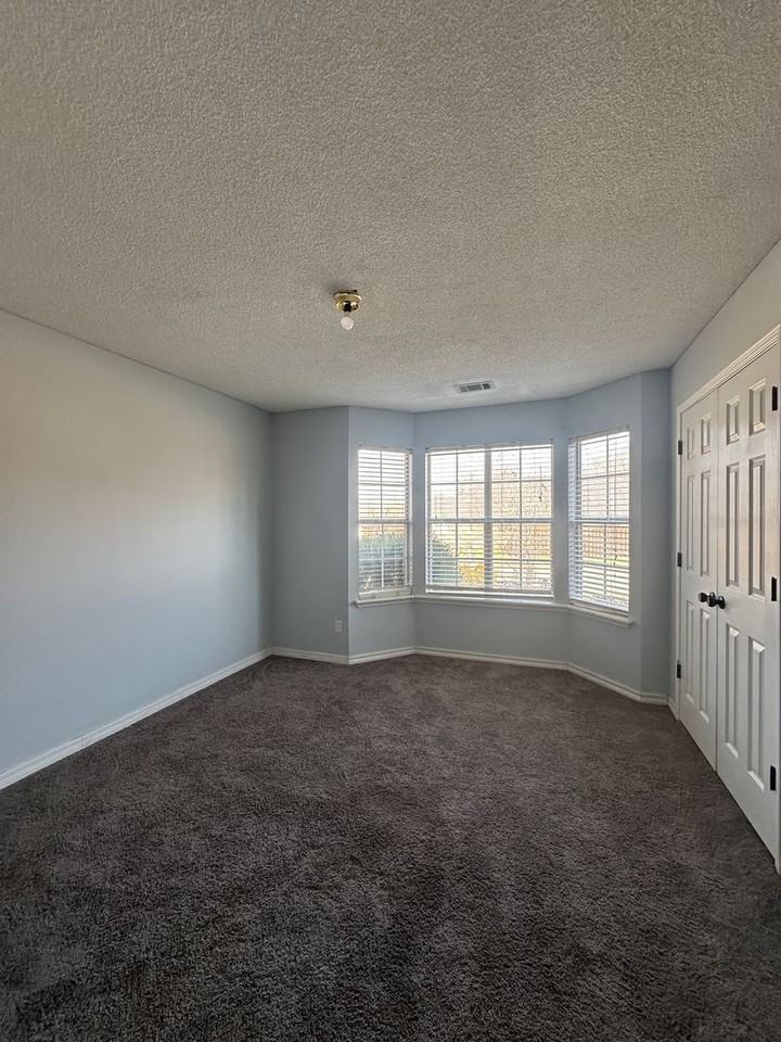 3900 Bristol Ln - Photo 6 of 17