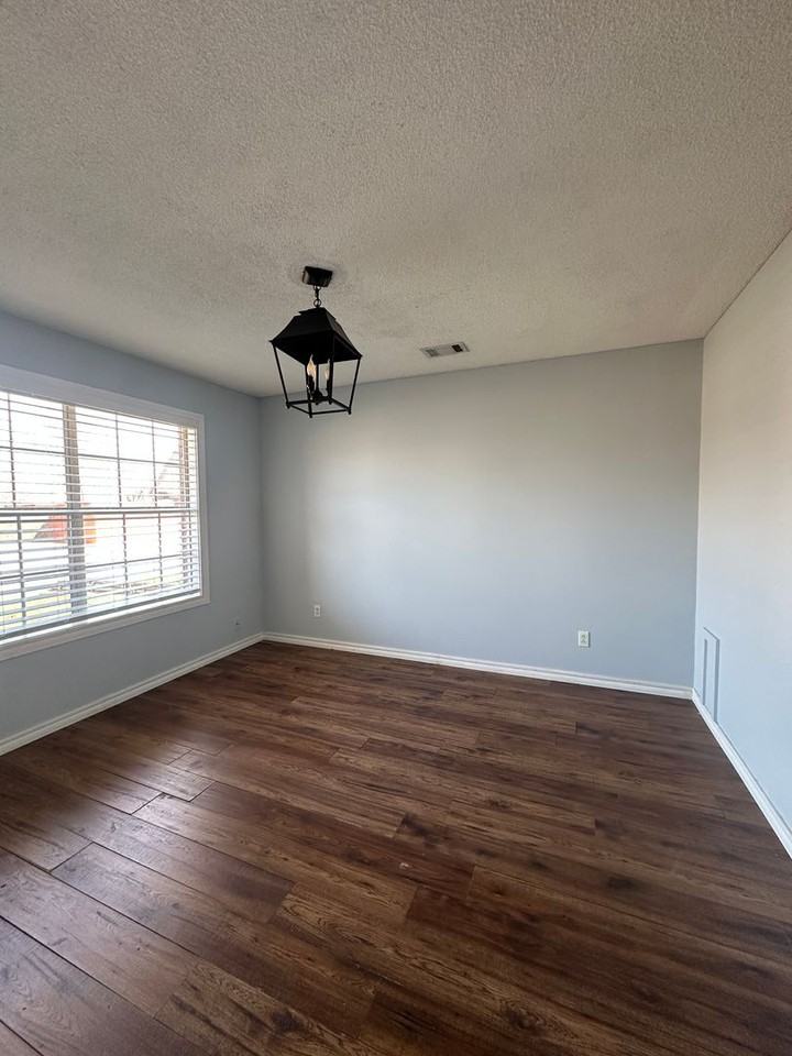 3900 Bristol Ln - Photo 7 of 17