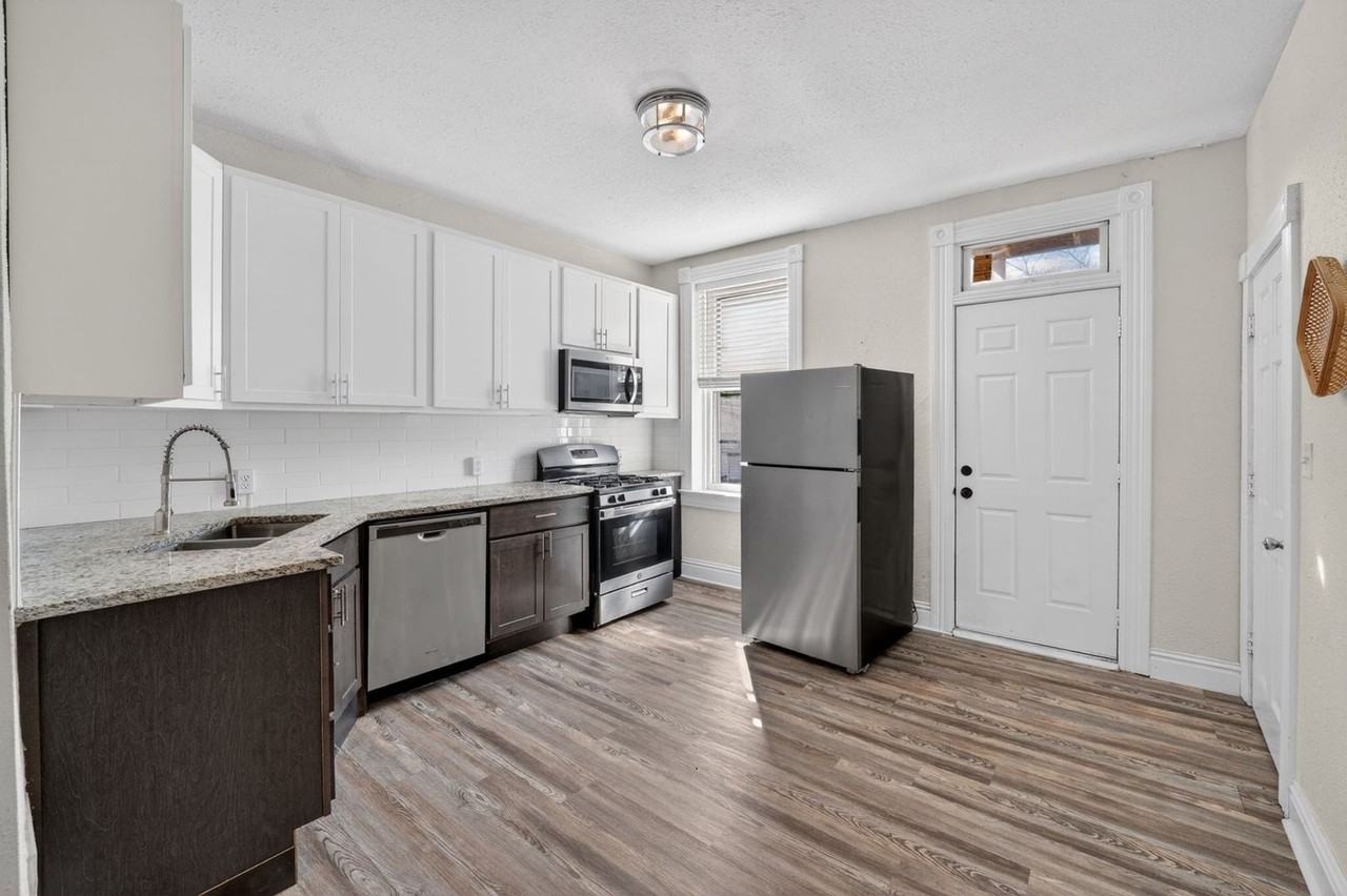 2918 Sidney St - Photo 4 of 25