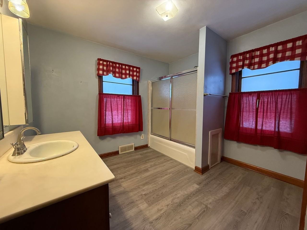 975 Westminster Ave - Photo 3 of 19