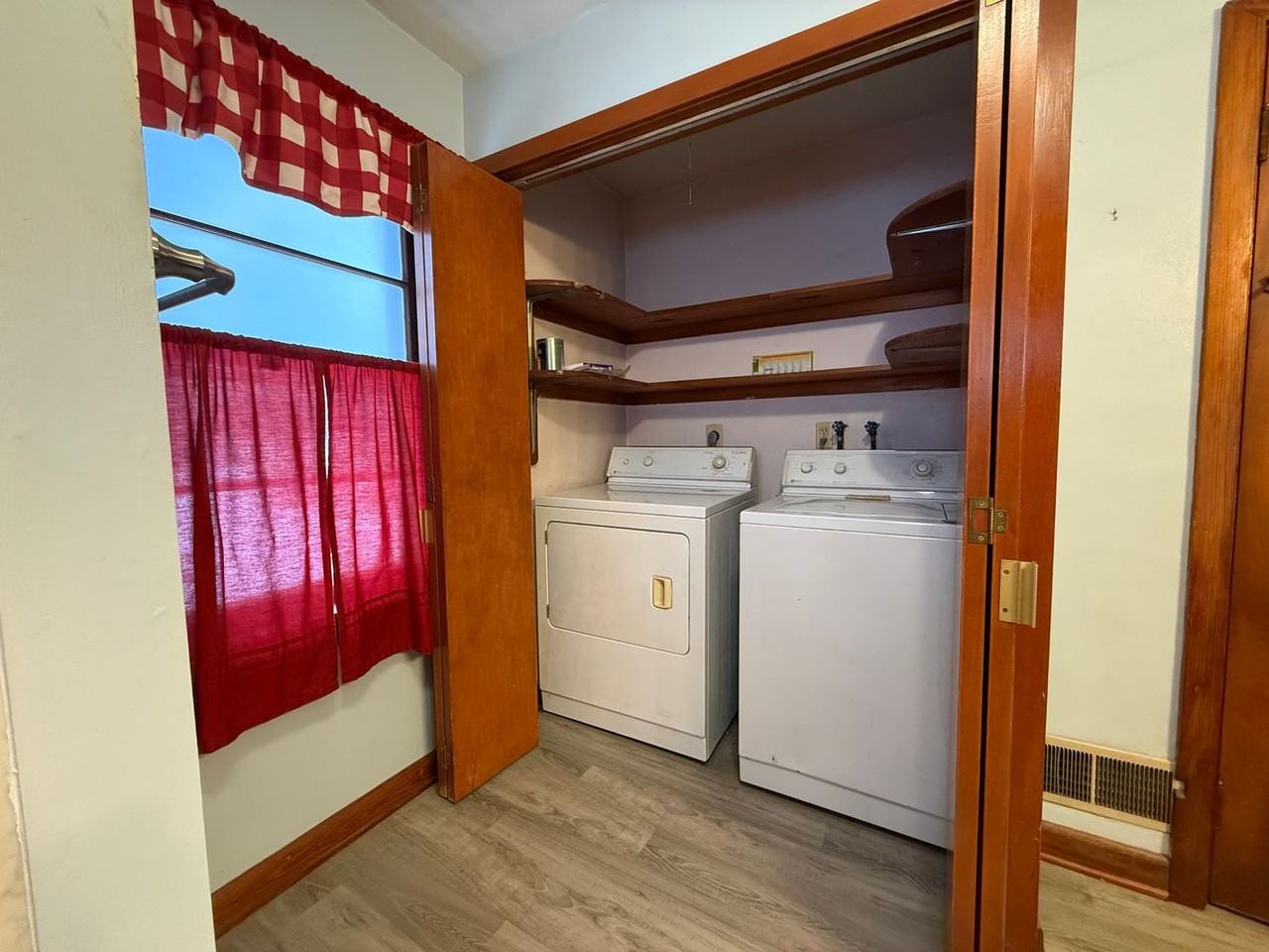 975 Westminster Ave - Photo 4 of 19