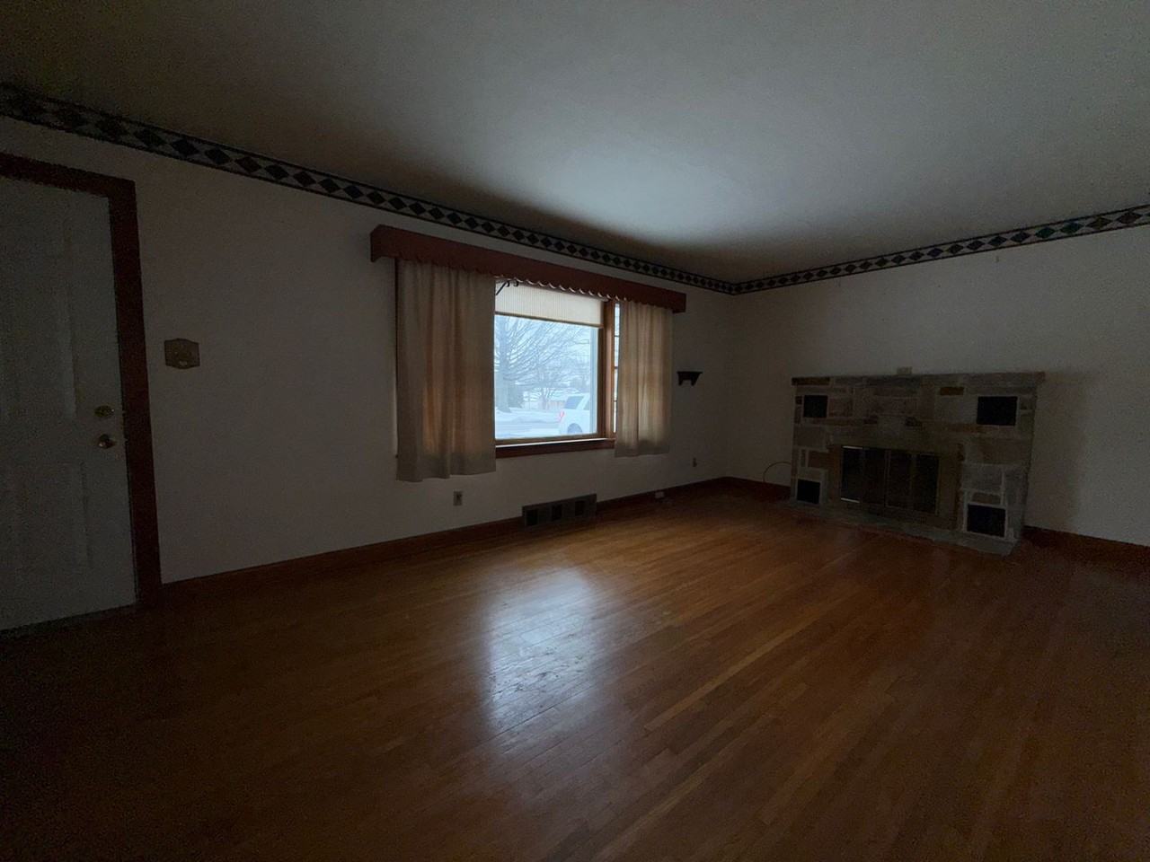 975 Westminster Ave - Photo 6 of 19