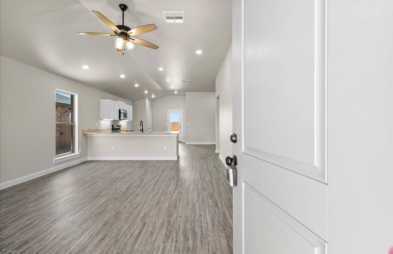 2124 Langford Ave - Photo 3 of 5