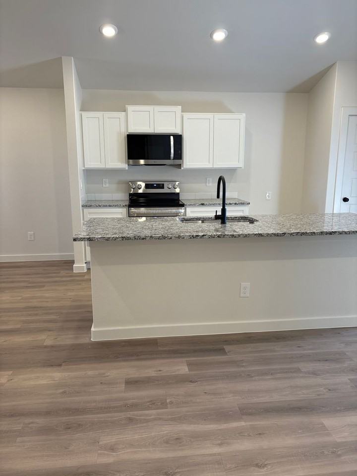 2128 Langford Ave - Photo 2 of 9