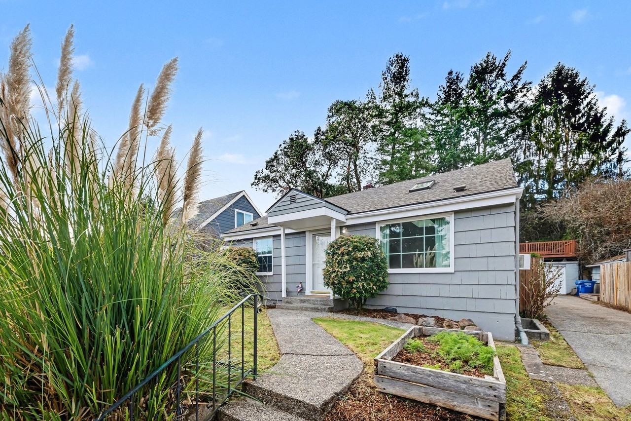 7147 29th Ave Sw - Photo 2 of 21