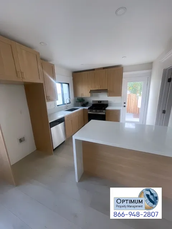 712 E H St - Photo 4 of 18