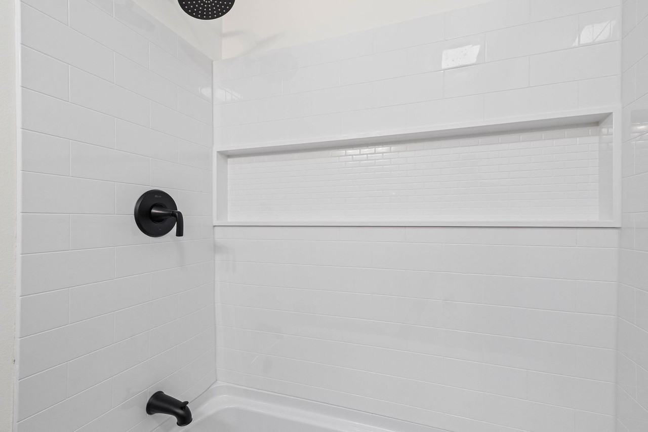 1860 Calmes St - Photo 5 of 14