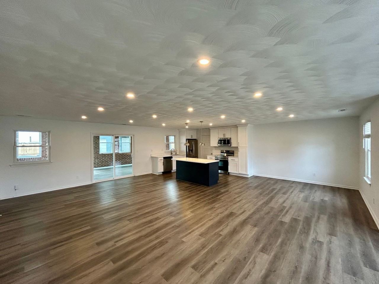 3001 Guenevere Dr - Photo 4 of 31