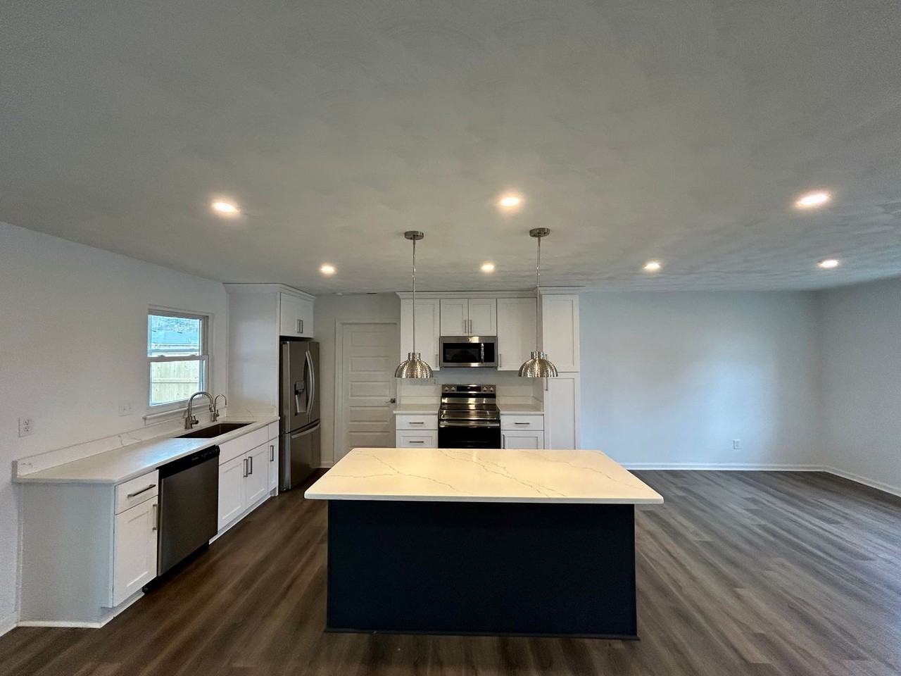 3001 Guenevere Dr - Photo 6 of 31