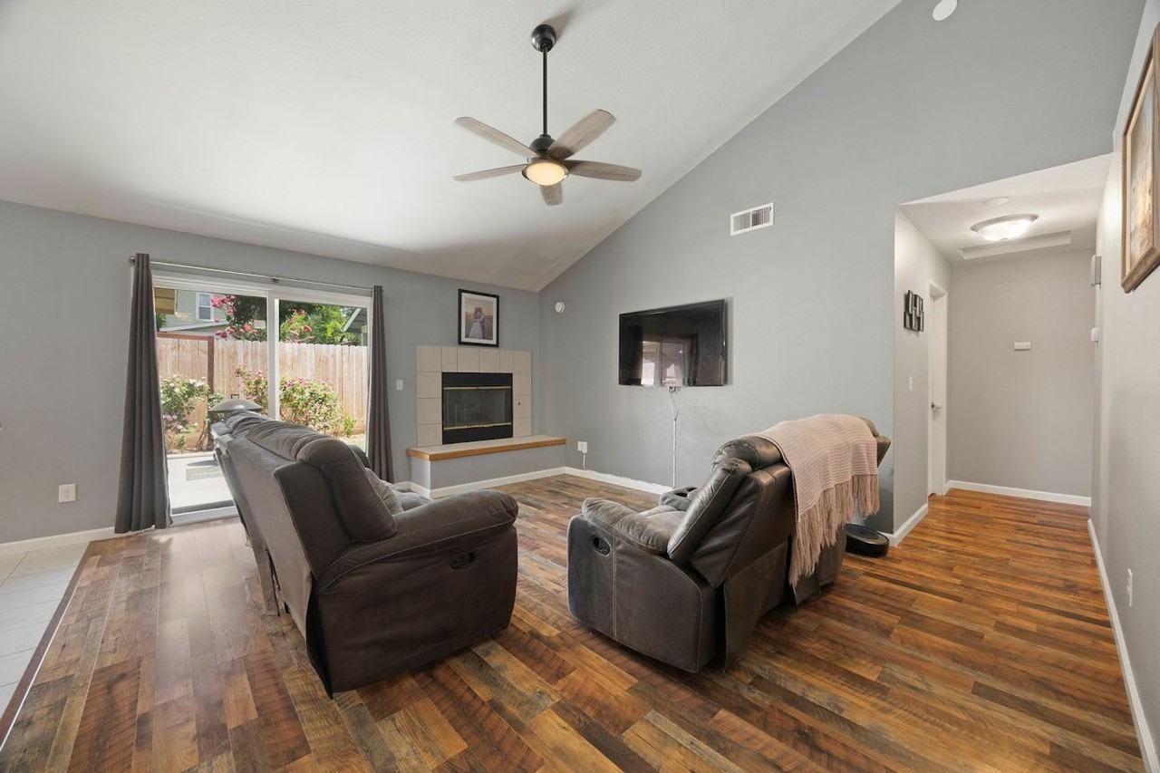 1987 Belgium Ave - Photo 4 of 24