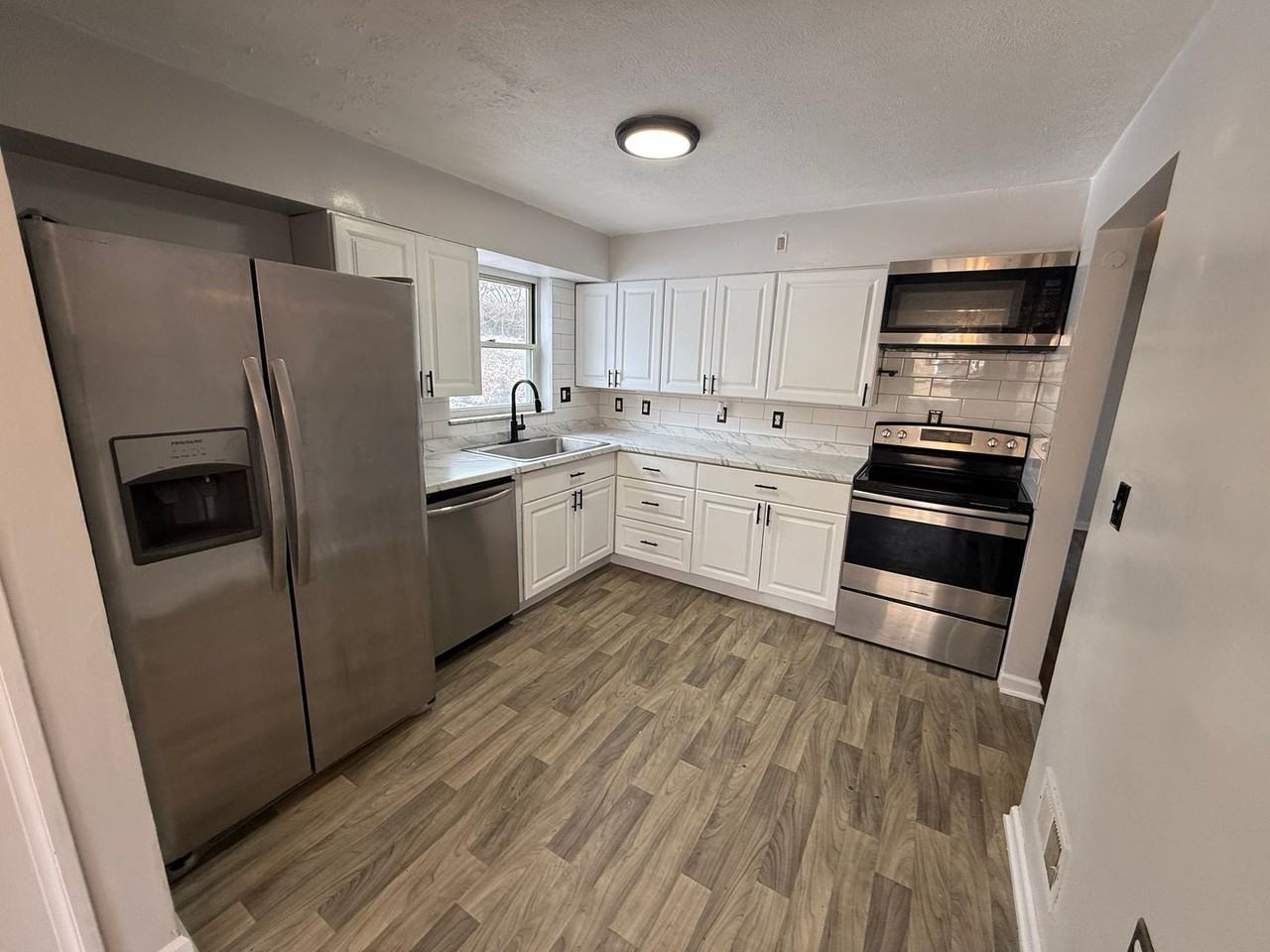 410 Sunaire Ter - Photo 4 of 17