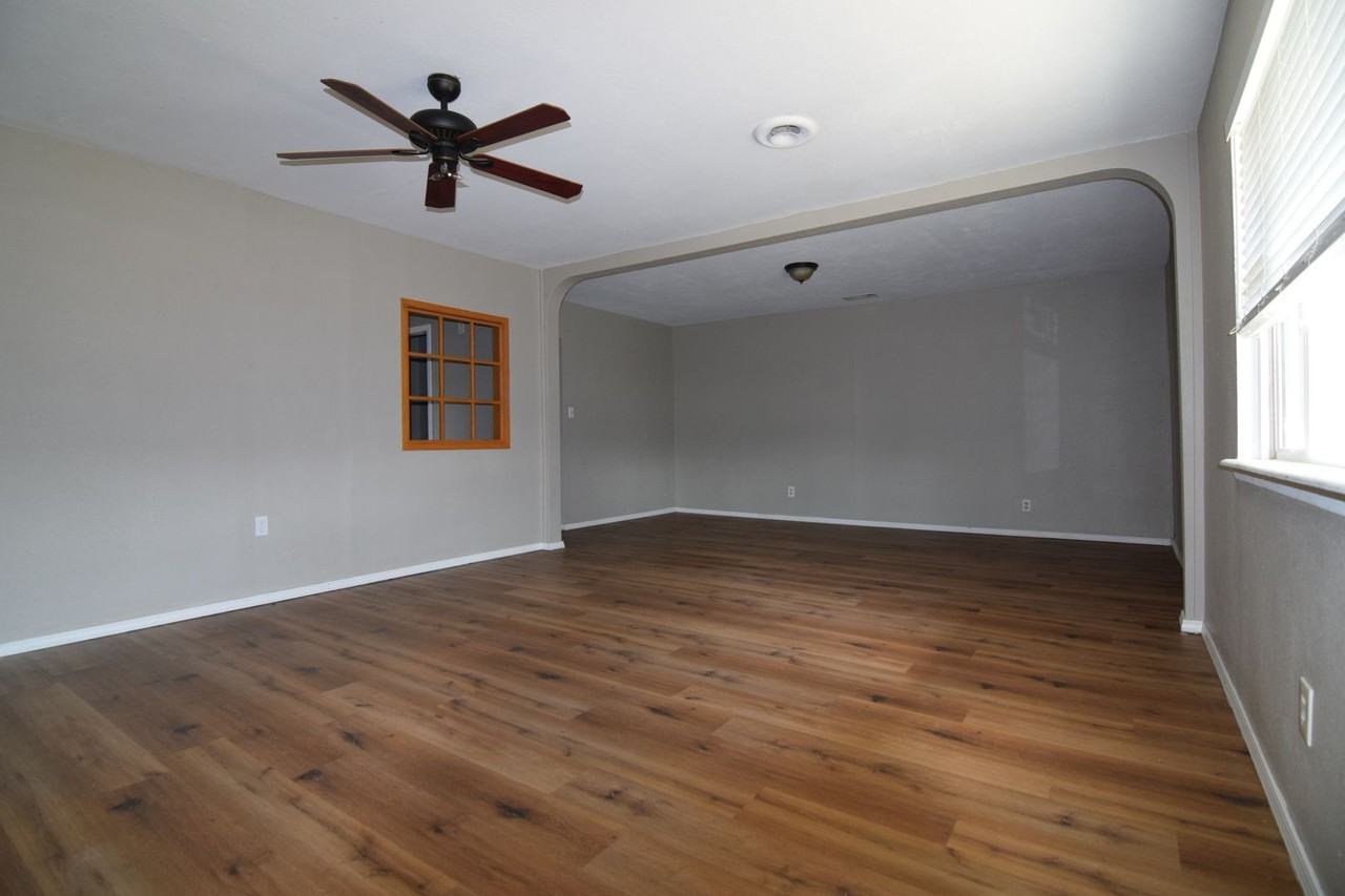 8320 S 35th Ter - Photo 2 of 12