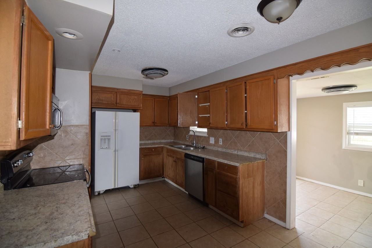 8320 S 35th Ter - Photo 4 of 12