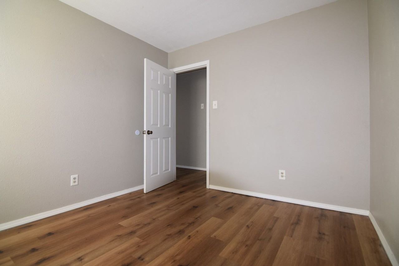 8320 S 35th Ter - Photo 5 of 12