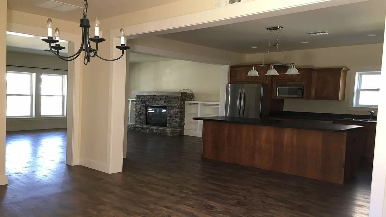 1711 Lone Pine Dr - Photo 4 of 13