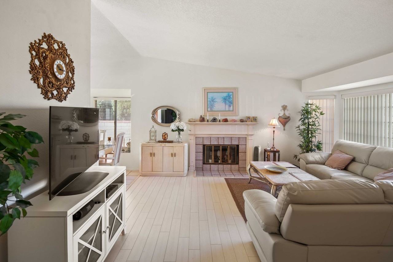 22450 Barcotta Dr - Photo 4 of 30