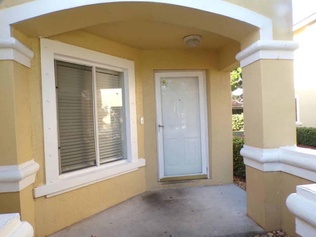1620 Cetona Dr - Photo 2 of 10