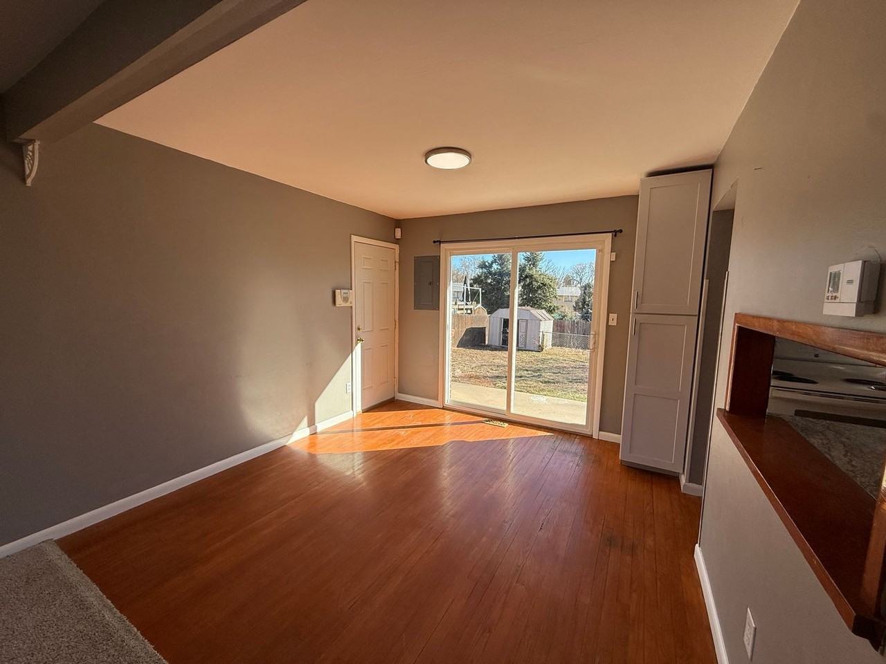 423 Niagara St - Photo 6 of 24