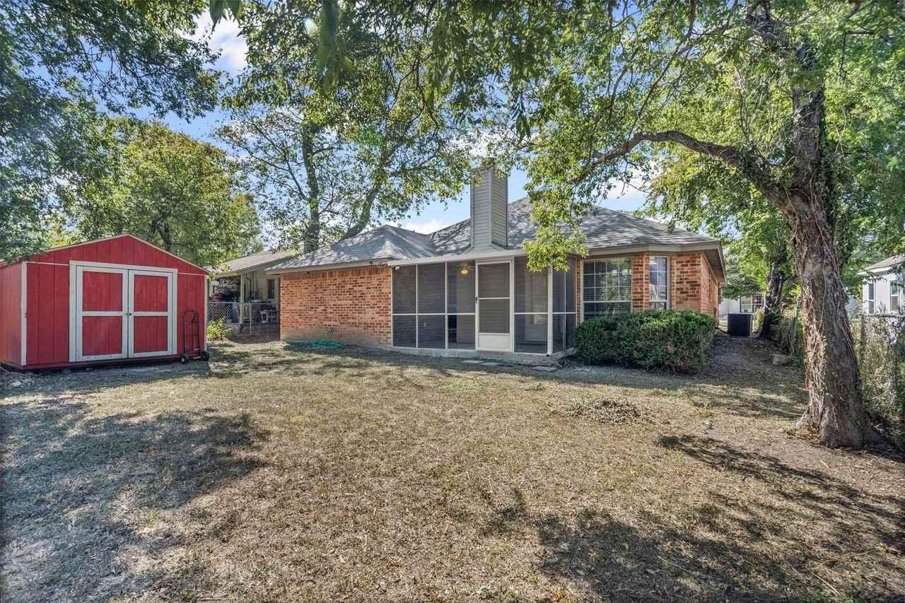 321 Meadow Park Dr - Photo 2 of 20