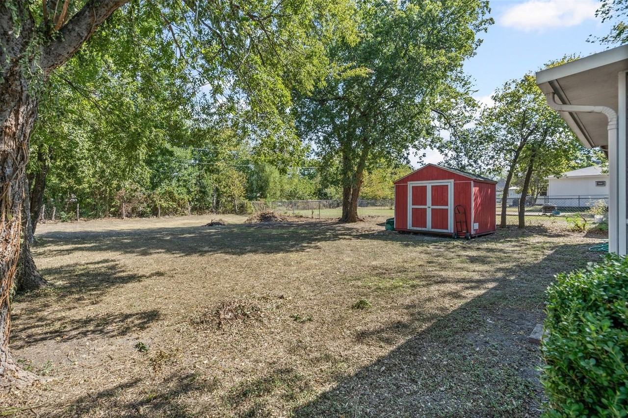321 Meadow Park Dr - Photo 3 of 20
